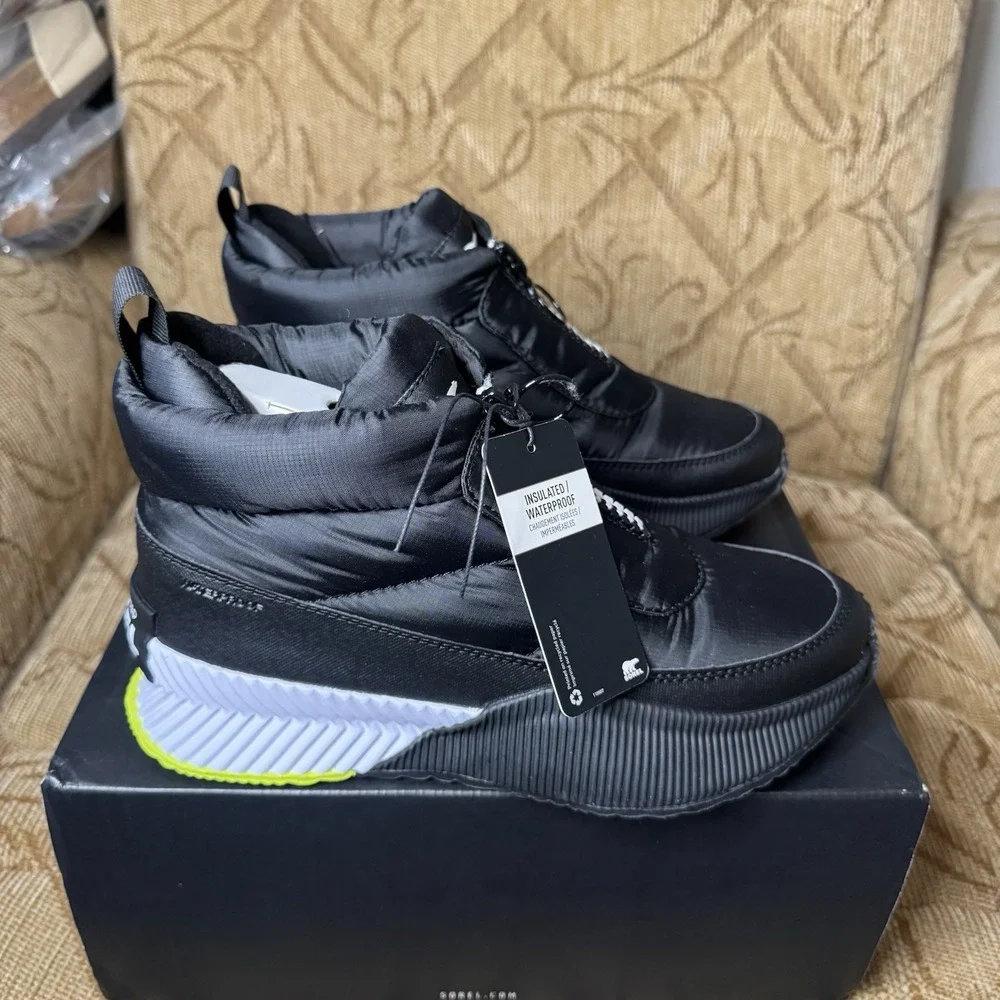 SOREL Out N About III PUFFY‎ Zipper Sneaker Boots Black/White Size 7.5, EU 38.5